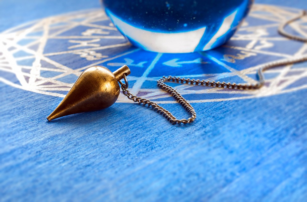 Pendeln - zwischen Wissen und Intuition: Foto: © Sonja Birkelbach / AdobeStock / #47756492